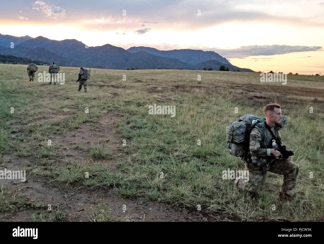 FORT CARSON, Colo - 1 Lt Bryan Carroll, Executive Officer für Truppe C, 3.Staffel, 61 Cavalry Regiment, 2 Infantry Brigade Combat Team, 4 Infanterie Division, und Mitglieder seiner Spur fahrt Team ihre Route planen nach dem Eingang eines Operations für die Veranstaltung Juli 17, 2018, am Fort Carson. Stockfoto