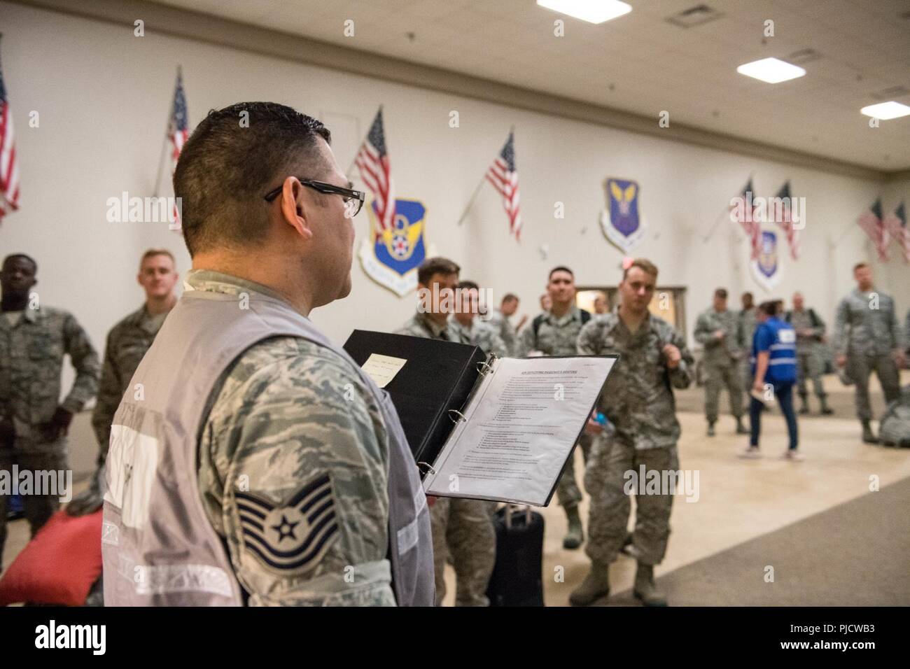 Flieger von Barksdale Air Force Base, La., 7. Juli 2018 Abreise nach einem kontinuierlichen Bomber Präsenz Bereitstellung Unterstützung der Indo-Befehl unterstützt. Flieger regelmäßig rund um den Globus zur Unterstützung der nationalen Verteidigung bereitstellen. Stockfoto