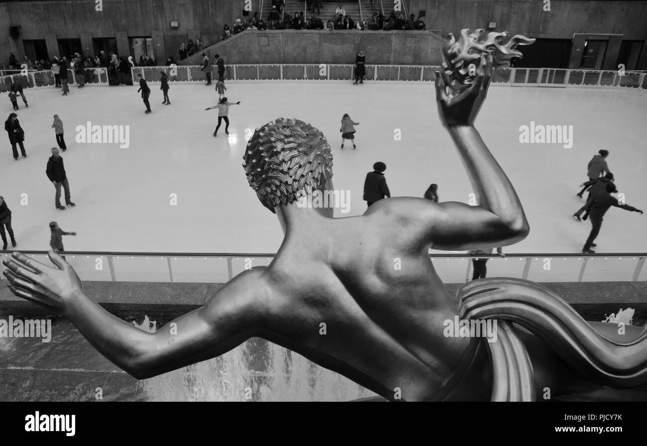 Rockefeller Center Eisläufer und Touristen in Manhattan, New York City, USA. Stockfoto