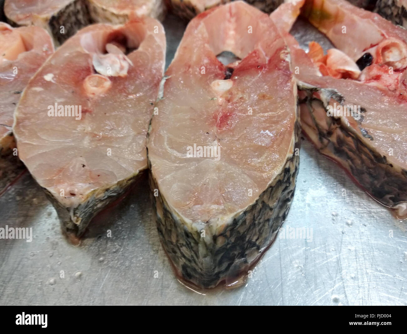 Fisch, Fleisch, das geschnitten wurde und auf einem aus Edelstahl zum Verkauf gestellt. Stockfoto