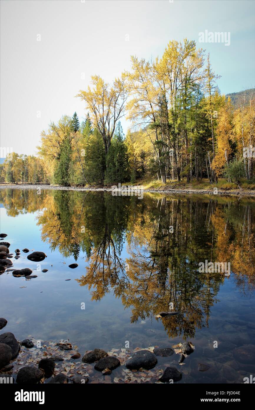 Herbst Farbe Reflexion über Wasser Stockfoto