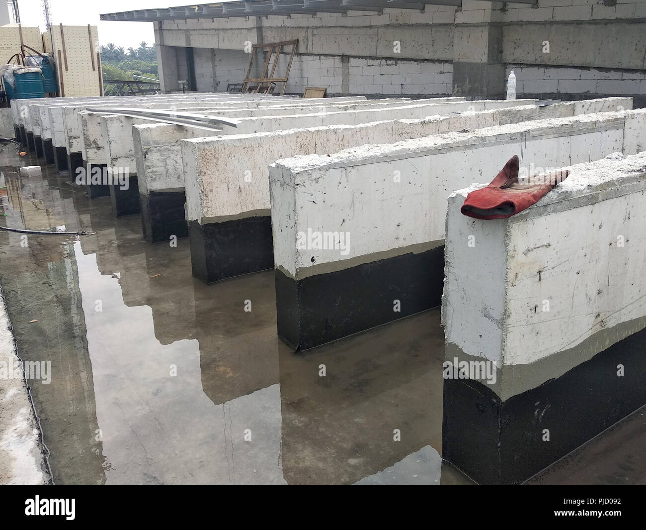 Wassersackbildung test nach Anwendung der Abdichtung an der Betonoberfläche durchgeführt. Es ist sicherzustellen, dass kein Wasser mehr in der Lage, die konkreten zu durchdringen. Stockfoto