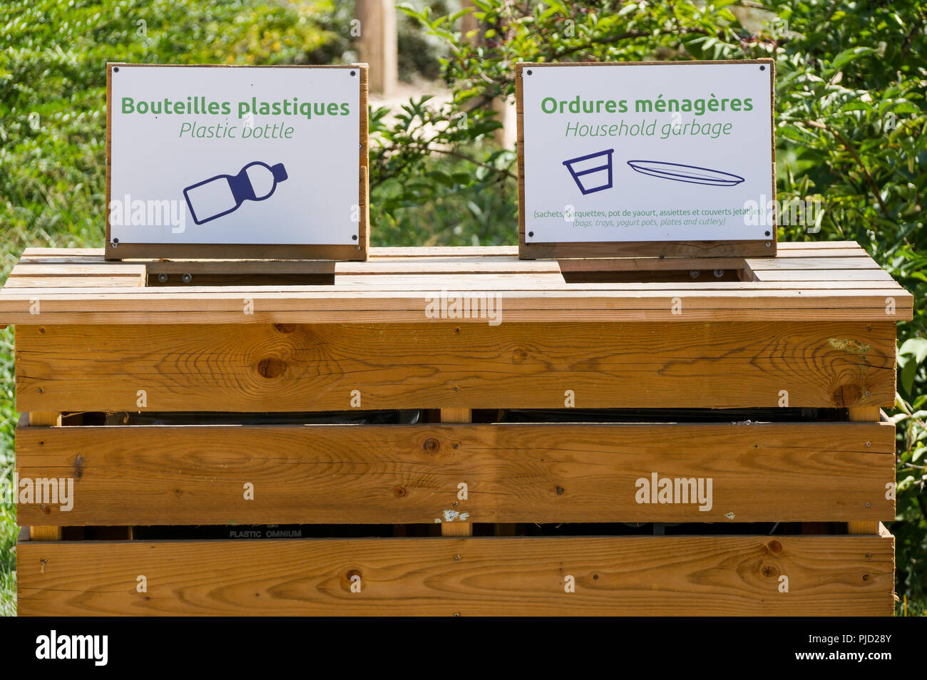 Holz Behälter zur getrennten Sammlung von Abfällen, Vogelpark, Villars les Dombes, Frankreich Stockfoto