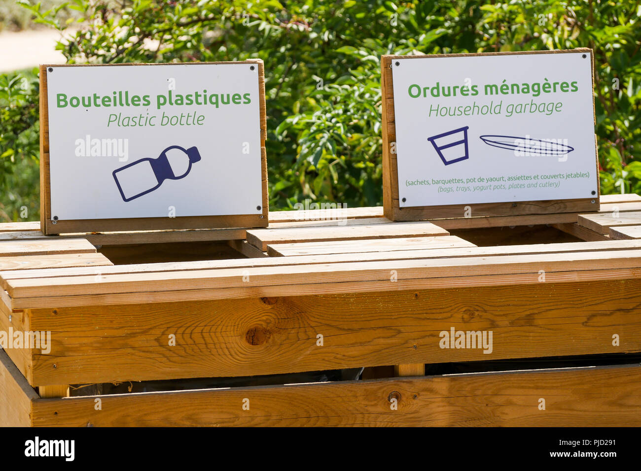 Holz Behälter zur getrennten Sammlung von Abfällen, Vogelpark, Villars les Dombes, Frankreich Stockfoto