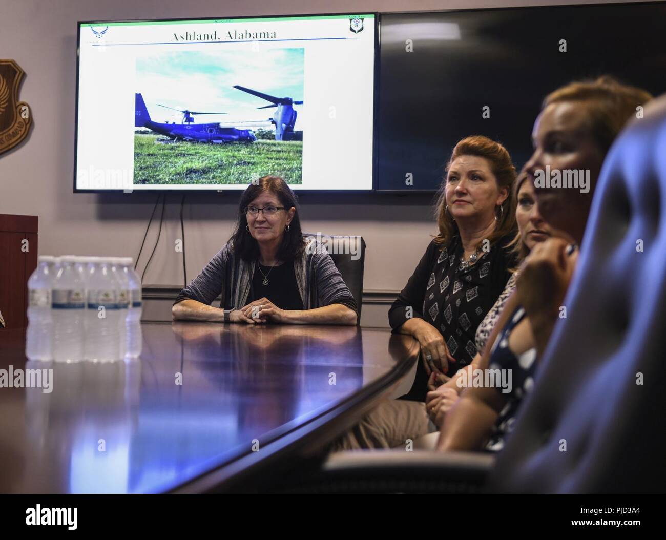 Ricki Selva, Gatte der US Air Force General Paul J. Selva, der stellvertretende Vorsitzende des Generalstabs, Touren die 801St Special Operations Aircraft Maintenance Squadron bei einem Besuch in Hurlburt Field, Florida, 17. Juli 2018. Selva und der stellvertretende Vorsitzende besucht Hurlburt für eine Air Force Special Operations Command immersion Hervorhebung von Air Commando besondere Fähigkeiten und einzigartige Funktionen zu einem besseren Verständnis der strategischen Wert AFSOC, die Mission zu jeder Zeit und an jedem Ort liefert zu gewinnen. Stockfoto