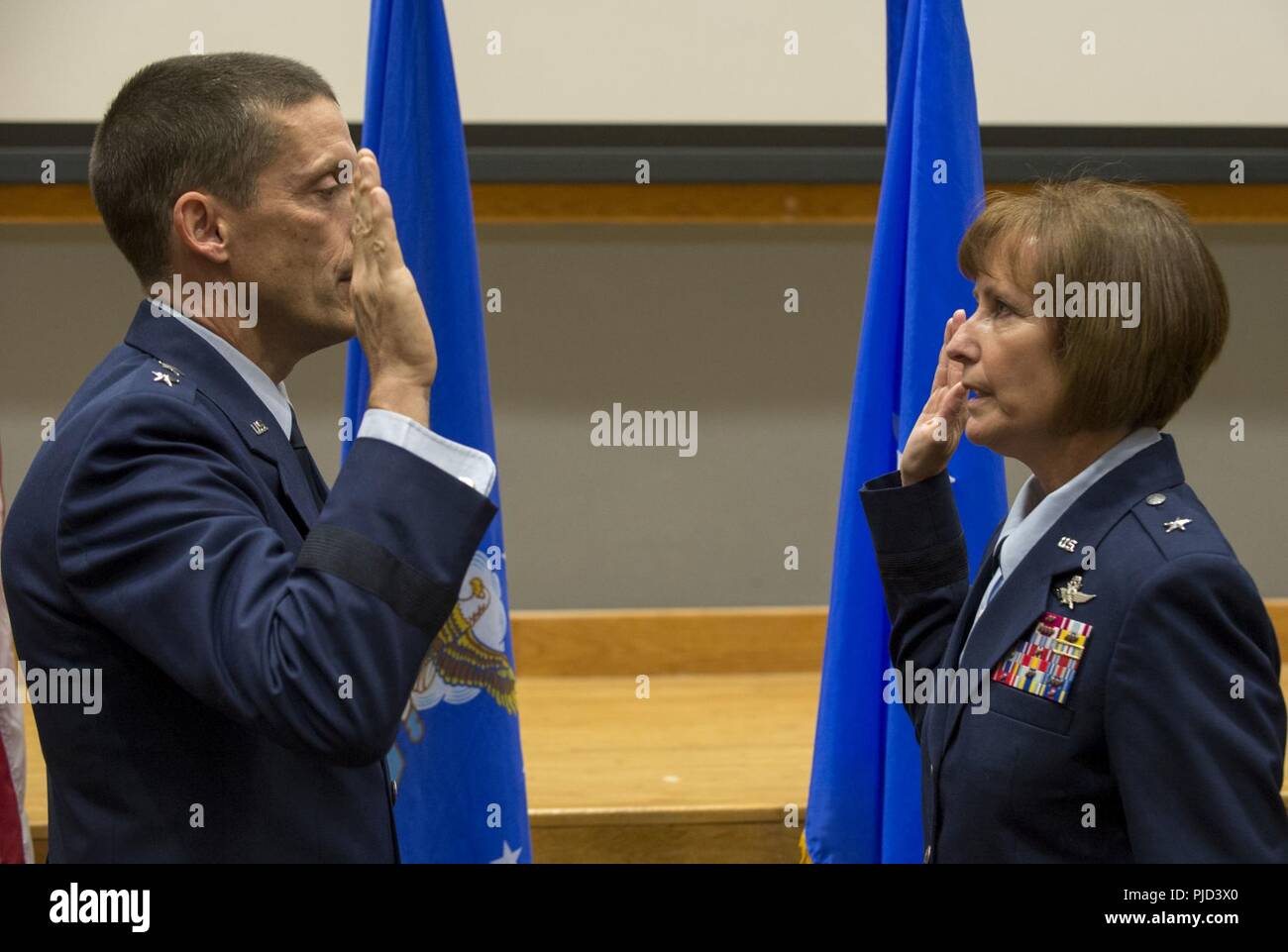 Generalmajor Robert Skinner, Luftwaffen Cyber Commander, verwaltet den Amtseid nach Brig. Gen. Michelle Hayworth, AFCYBER stellvertretender Kommandeur, während ihrer Promotion Zeremonie am Joint Base San Antonio-Lackland, Texas, Juli, 16, 2018. Im Juni, Hayworth re-Verband AFCYBER von Air Force Space Command. Sie diente vorher in AFCYBER, zuletzt als Cyberspace 688th Wing Commander. Stockfoto