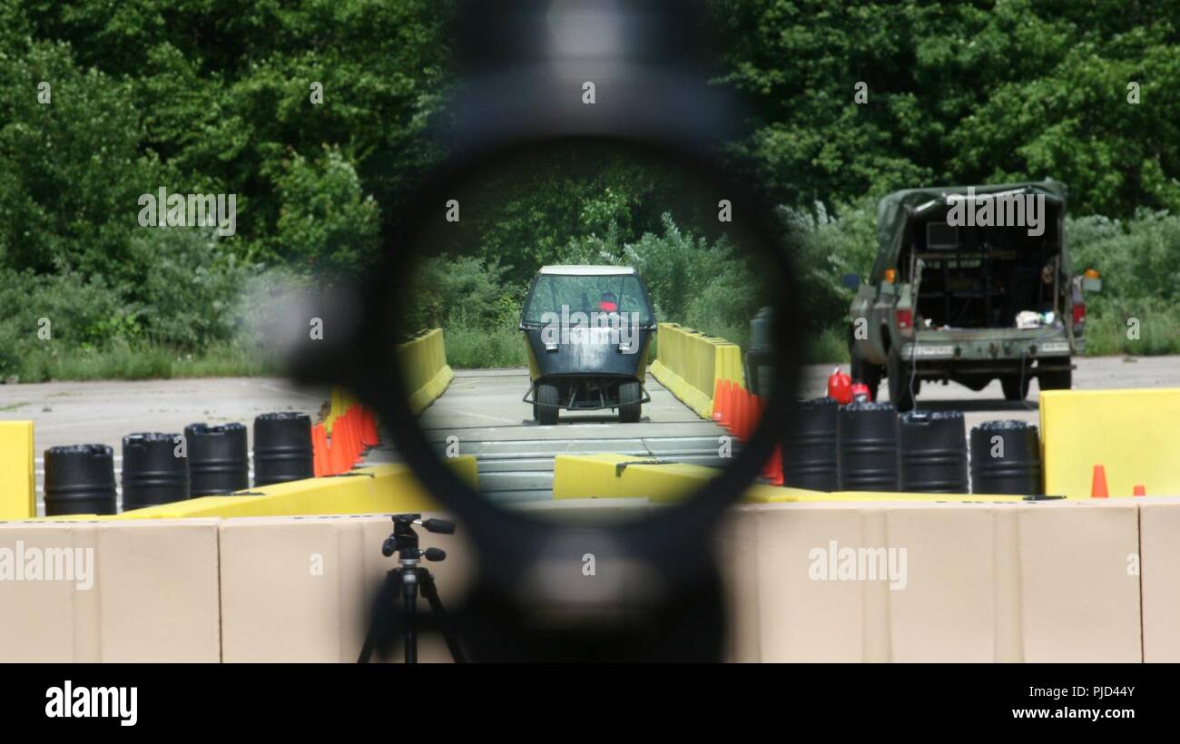 Ein testfahrzeug Ansätze ein Checkpoint bei -ARDEC's taktisches Verhalten Forschungslabor am Picatinny Arsenal, New Jersey. Forscher untersuchen, wie Treiber für verschiedene Arten von Warnungen und die tödlichen Methoden reagiert waren effektiv in Hageln und stoppen Annäherung an den Treiber. Stockfoto