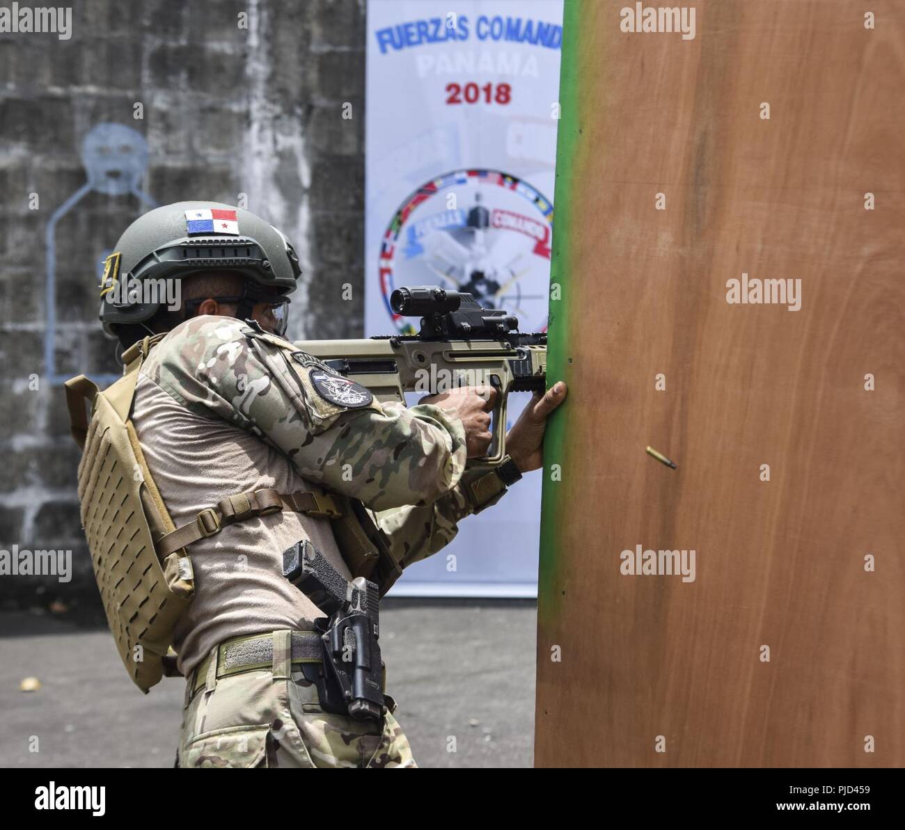 Eine panamasche Comando schießt Ziele als Teil der Fuerzas Comando, 18. Juli 2018 im Instituto Superior Policial, Panama. Partner Nationen Teilnahme an fuerzas Comando ihren taktischen und technischen Fähigkeiten während der Konkurrenz zu verfeinern. Durch die Erhöhung der speziellen Funktionen, Länder geworden, mehr in der Lage, sich gemeinsamen Bedrohungen. Stockfoto