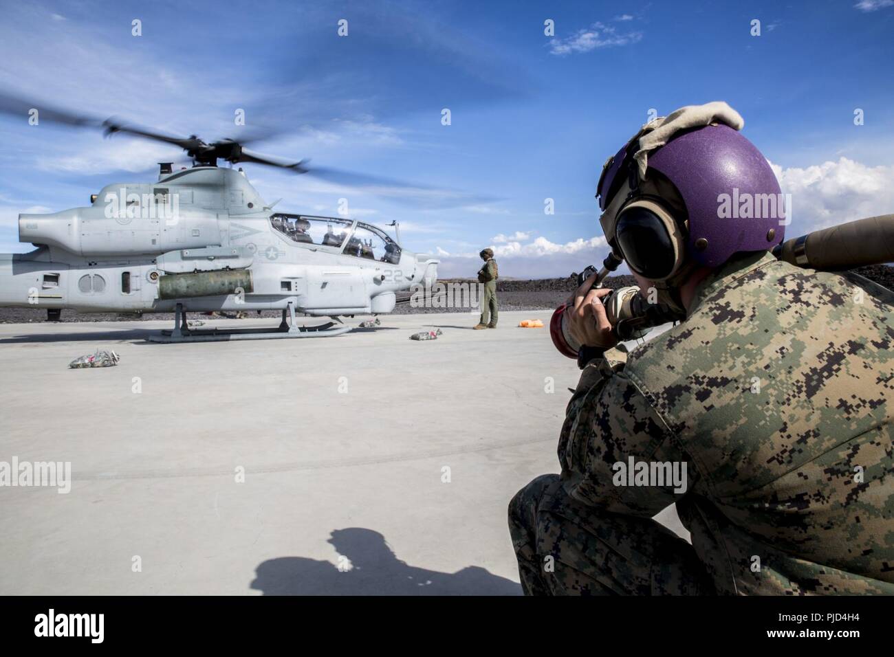 POHAKULOA TRAINING AREA, California (18. Juli 2018) US Marine Corps Cpl. Garrett Subik, ein Großteil der Spezialist mit Marine Wing Support Abteilung 24, bereitet eine AH-1W Super Cobra Hubschrauber während ein Probelauf für ein Expeditionary Mobile Kraftstoff Additization Fähigkeit system zu Kraftstoff als Teil der Felge des Pazifiks (Rimpac) Übung an Pohakuloa Training Area, California, 18. Juli 2018. RIMPAC bietet hochwertige Ausbildung für Task-organisiert, leistungsfähigen Marine Air-Ground Task Force und erhöht die kritische Reaktion auf Krisen Fähigkeit der US-Marines im Pazifik. 25 Nationen, 46 Schiffe, 5 Stockfoto