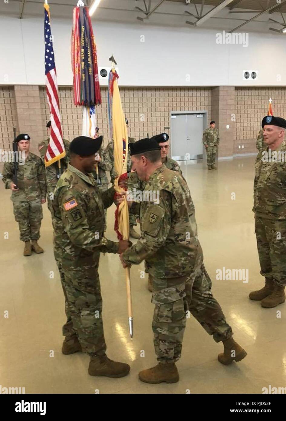 U.S. Army Reserve Generalmajor Mark Palzer, Kommandierender General, 79 Theater Sustainment Command, übergibt die Farben nach Brig. Gen. Vincent Buggs, eingehende Commander, 364 Sustainment Command (Auslandseinsätze), ihn mit dem Vertrauen und der Verantwortung für die 364 ESC, während eine Änderung der Befehl Zeremonie am 1. Juli 2018, am Marysville Streitkräfte finden. Buggs, ein Eingeborener von Bossier City, Louisiana, ist ein 28-Army Veteran und ein Absolvent der Georgia Southern University. Stockfoto