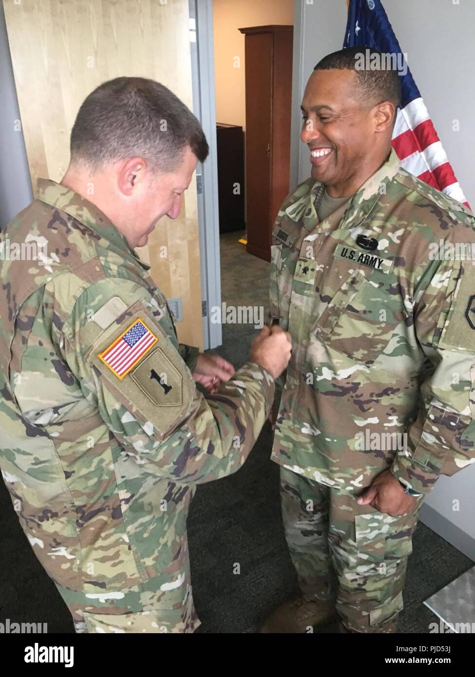 U.S. Army Reserve Maj. Mark Palzer, Kommandierender General, 79 TSC, fördert Oberst Vincent E. Buggs, eingehende Kommandant der 364 ESC, allgemeine zum brigadier in einem Festakt am 1. Juli 2018 bei Marysville Streitkräfte finden. Stockfoto