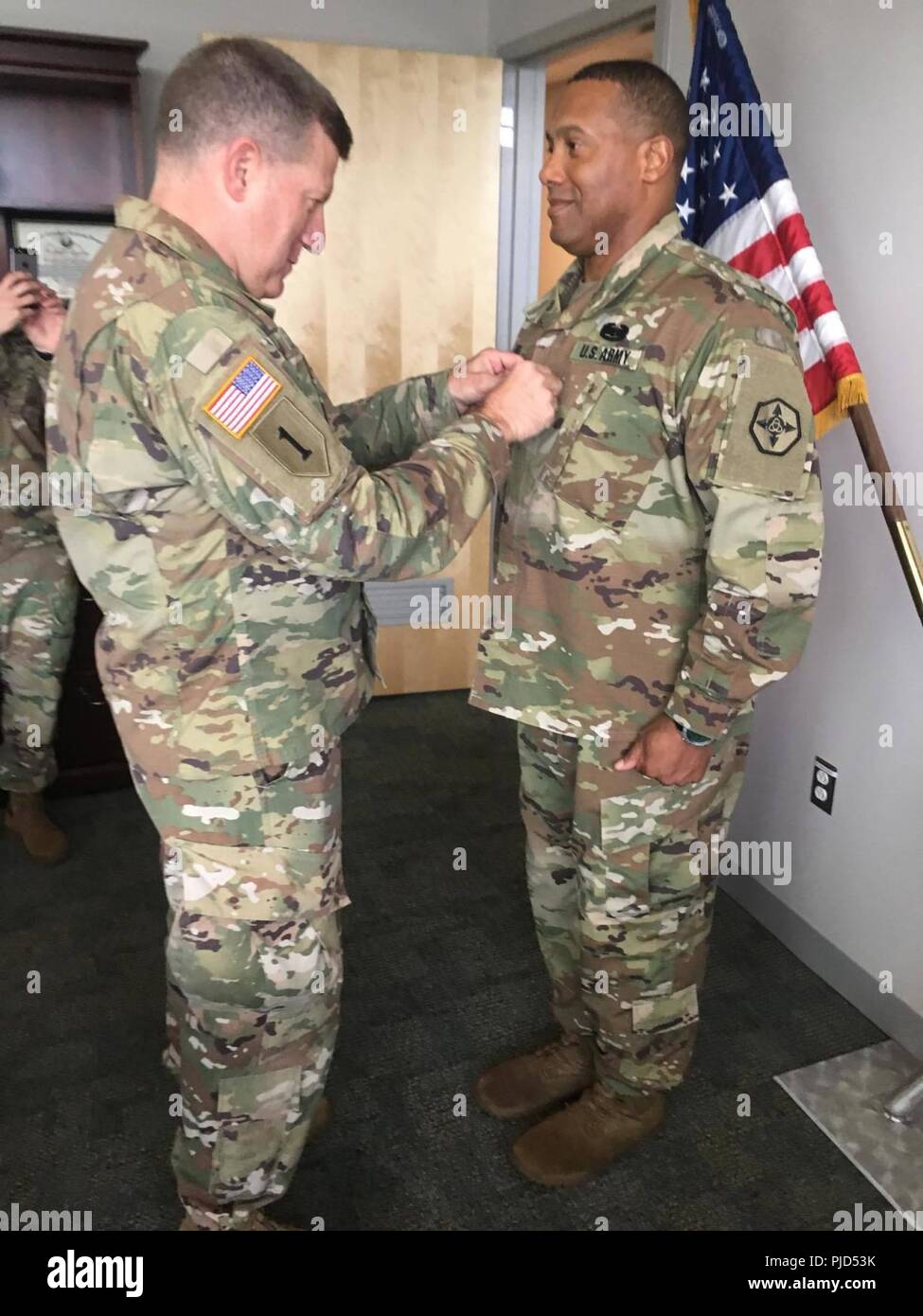 U.S. Army Reserve Generalmajor Mark Palzer, Kommandierender General, 79 TSC, fördert Oberst Vincent E. Buggs, eingehende Kommandant der 364. WSA, im Rahmen einer Feierstunde hat am 1. Juli 2018 allgemein zum brigadier, am Marysville Streitkräfte finden. Stockfoto