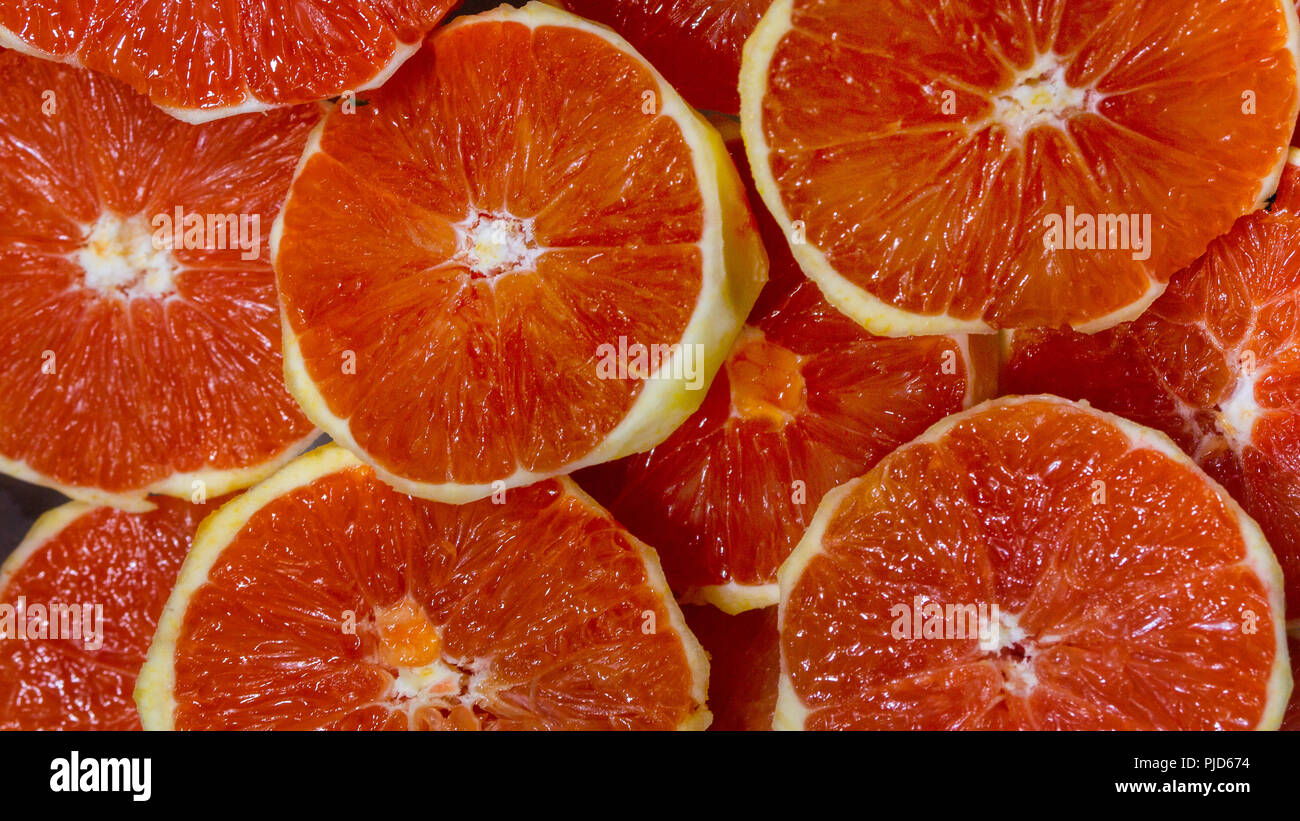 Hintergrund der frischen in Scheiben geschnitten und geschälte Grapefruit Früchte. Stockfoto