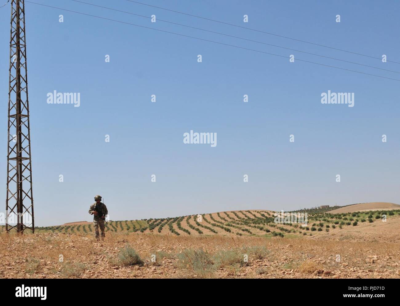 Ein US-Mitglied liefert Sicherheit während einer unabhängigen, koordinierten Patrol außerhalb Manbij, Syrien, 24. Juli 2018. Diese Patrouillen Stärkung von Frieden und Stabilität in der Region. Stockfoto