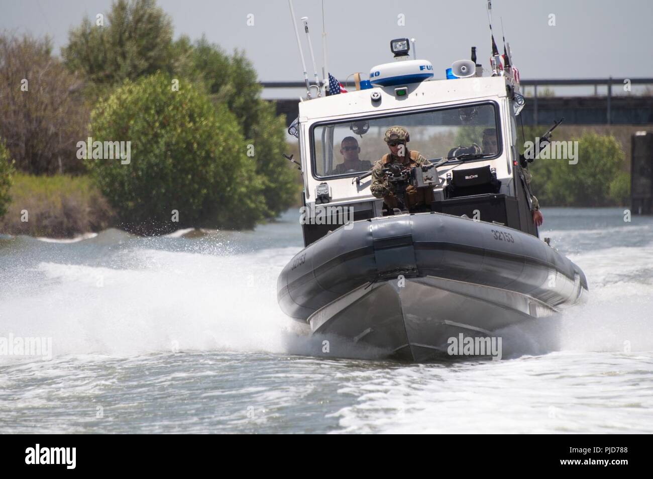 Küstenwache von Port Security Unit 309 waterside Abteilung an Bord eines 32-Fuß-Transportable Port Security Boot für eine Anti-terror-Force Protection mission Patrouille vor der Küste von Guantanamo Bay, Kuba, zur Unterstützung der Operation, die die Freiheit des Sentinel, 23. Juli 2018. Netzteile dienen als Anti-terror-Force Protection dislozierbare Einheiten mit Boot Besatzungen und landseitige Security Teams in der Lage, die Port- und wasserstraã Sicherheit überall das Militär arbeitet. Us-Küstenwache Stockfoto