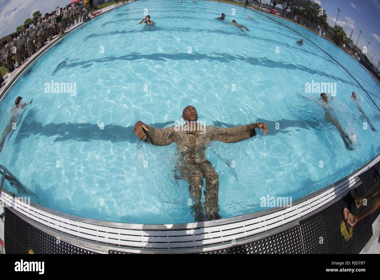 Us Marine Corps Rekruten, mit Golf Company, 2.BATAILLON, rekrutieren Training Regiment, und Oscar Co., 4 Mrd., RTR, bereitet Wasser beim Schwimmen Qualifikation auf Marine Corps Recruit Depot Parris Island, S.C., 25. Juli 2018 zu treten. Als Abschluss Voraussetzung, Schwimmen Qualifikation sind für Rekruten auf ihre Fähigkeit, im tiefen Wasser zu springen, die richtige Ausrüstung Halle geprüft zu werden, und Wasser treten in voller Dienstprogramme. Stockfoto