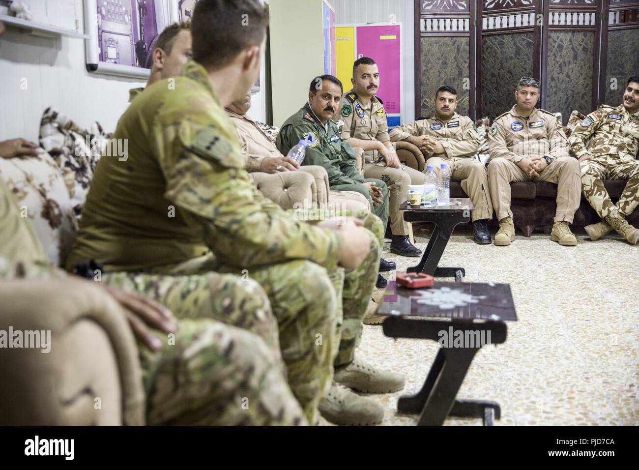 Australische Armee Kapitän Evan Smith, eine Aufgabengruppe Taji Trainer, besucht eine Nachbesprechung mit den Mitgliedern der 55. von irakischen Sicherheitskräften Squadron, im Camp Taji, Irak, 17. Juli 2018. Die irakischen Sicherheitskräfte sind das Fundament für die Zukunft des Irak durch die Verbesserung ihrer Fähigkeiten, um ein sicheres und stabiles Umfeld für ihre Nation zu stellen. Die Befreiung aller Gebiet früher von ISIS besetzten zeigt deutlich, dass die Iraker am stärksten sind, wenn Sie stehen. Stockfoto