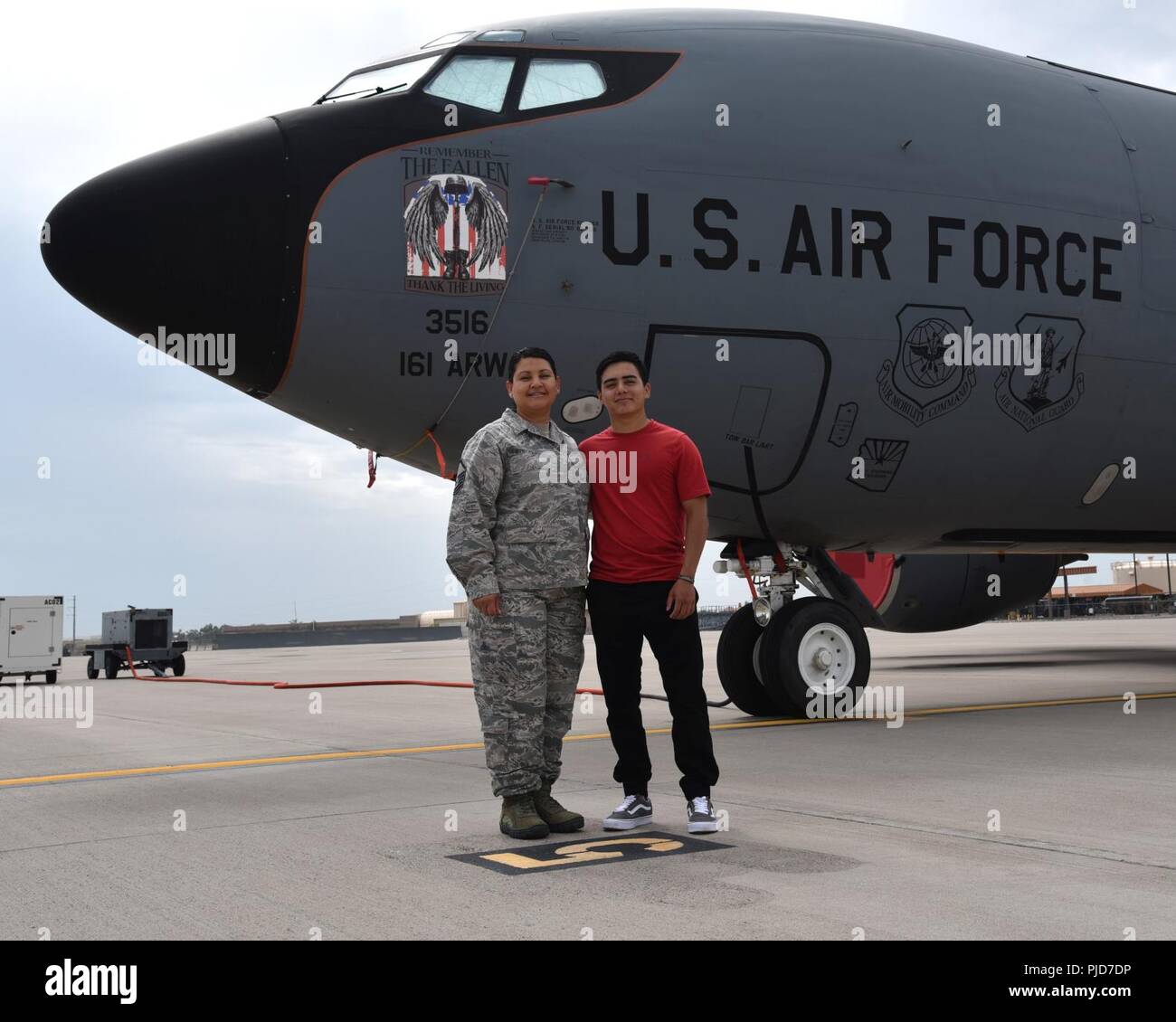 Us Air Force Master Sgt. Maria Breceda, Administrative Assistant Der 161 Luftbetankung Flügel, wirft mit ihrem Sohn, der US-Armee Pfc. Michael Breceda, eine zerstreute Infanterist mit 25 Infanterie Division, vor einer KC-135 Stratotanker R auf dem Flug Linie an Goldwater Air National Guard Base, Phoenix, Juli 10. Eine Flugzeugbesatzung aus der 161. ARW Durchführung einer Versorgung in Flug zu A-10 Thunderbolt II, von der Close Air Support für die Mitglieder der privaten Breceda's Battalion während Bodenkampf am 30. April. Stockfoto