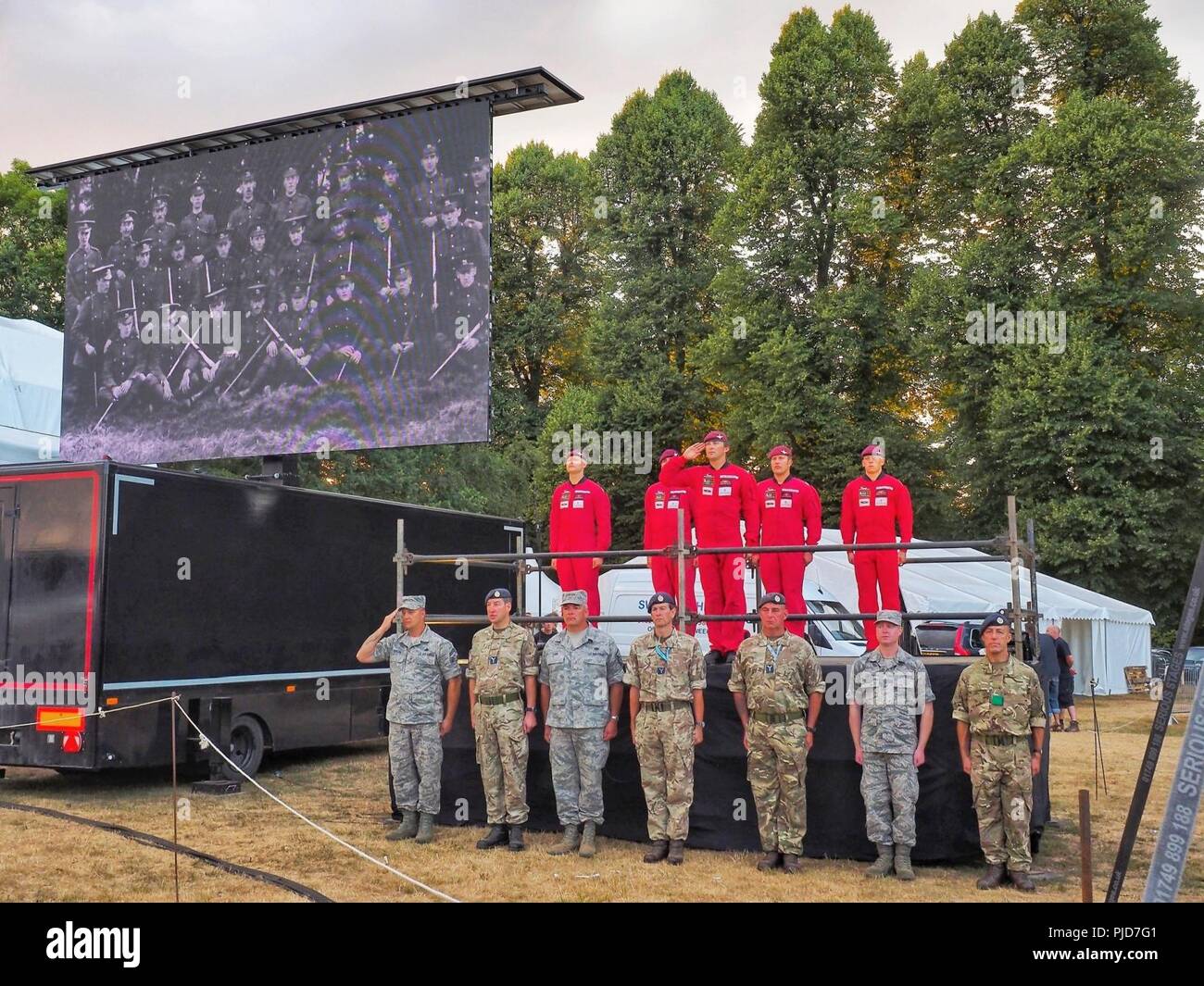 Us Air Force Staff Sgt. Jason Chipley, 145 Logistik Bereitschaft Squadron, steht an Aufmerksamkeit zusammen mit Mitgliedern von der United States Air Force und der Royal Air Force während der Schlacht Proms in Hatfield Park, Hatfield, Großbritannien, 14. Juli 2018. Die militärische Reserve Austauschprogramm ermöglicht nicht nur die militärischen Mitgliedern Ideen über ihre jeweiligen Berufsfelder lernen und, aber es bietet auch die Möglichkeit in die Kultur des Gastlandes einzutauchen. Stockfoto