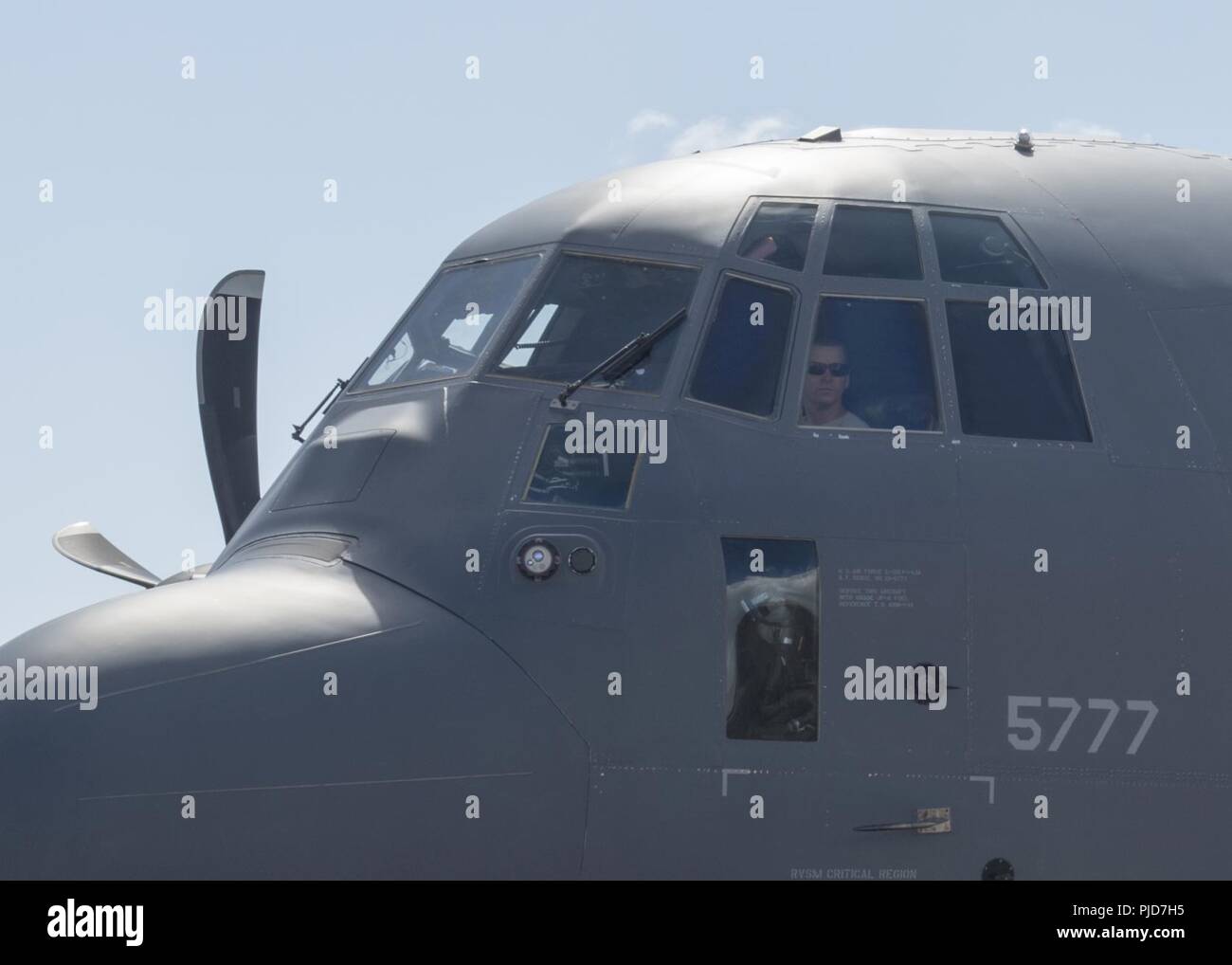 Flieger aus dem 17 Special Operations Squadron bereiten Sie eine MC-130J Commando II für Flug Juli 12, 2018 Kadena Air Base, Japan. Der 17 SOS ist eine von mehreren Air Force Special Operations Command Einheiten auf der Seite 'Programm grüne Flug" für neue Flieger und Ihnen helfen, bis zu Geschwindigkeit und effizienter in ihren neuen Rollen, bevor Sie sie auf live Flüge. Stockfoto