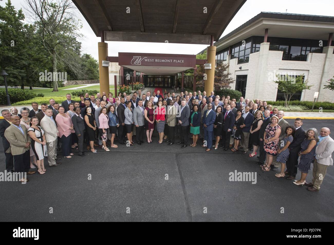 Sergeant Major des Marine Corps (SMMC) Sgt. Maj. Ronald L. Grün posiert für ein Foto mit Marines und Ehegatten während der jährlichen Sergeant Major des Marine Corps Symposium an der Nationalen Konferenz Center, Leesburg, Virginia, 23. Juli 2018. Die smmc Symposium wurde eine jährliche Veranstaltung für Marine Corps Sergeants Major und deren Ehegatten, die sich auf die Bereitschaft der Familie, Sicherheit, Bildung und andere Aspekte der maritimen Notfallvorsorge. Stockfoto