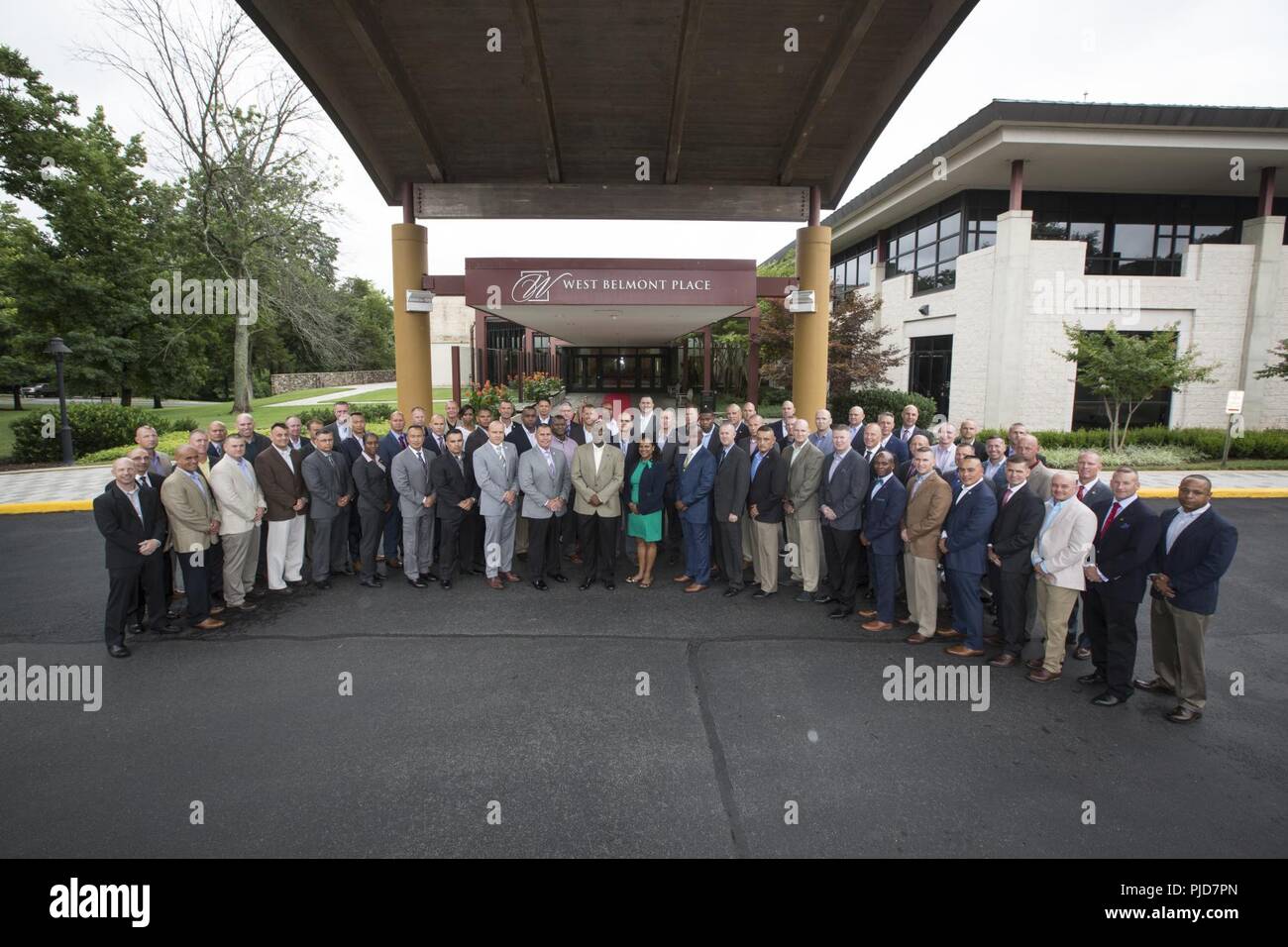 Sergeant Major des Marine Corps (SMMC) Sgt. Maj. Ronald L. Grün posiert für ein Foto mit Marines und Ehegatten während der jährlichen Sergeant Major des Marine Corps Symposium an der Nationalen Konferenz Center, Leesburg, Virginia, 23. Juli 2018. Die smmc Symposium wurde eine jährliche Veranstaltung für Marine Corps Sergeants Major und deren Ehegatten, die sich auf die Bereitschaft der Familie, Sicherheit, Bildung und andere Aspekte der maritimen Notfallvorsorge. Stockfoto