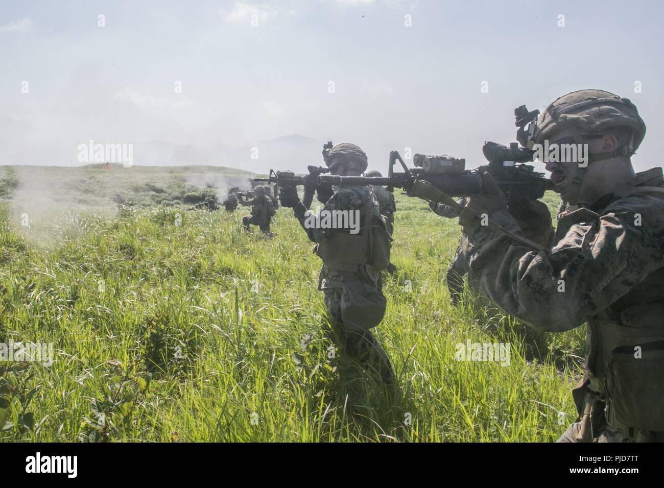 Marines mit Bataillon Landung Team, 2nd Battalion, 5th Marines, 31 Marine Expeditionary Unit, Firma F, Feuerwehr- Gewehre am Lager Fuji, Japan, 15. Juli 2018. Marines mit Firma F ausgebildet in Japans Gelände mit Manöver unter Feuer Taktiken zu betreiben. Die 31. MEU, das Marine Corps' nur kontinuierlich vorwärts - bereitgestellt MEU, bietet eine flexible Kraft bereit, eine breite Palette von militärischen Operationen auszuführen. Stockfoto