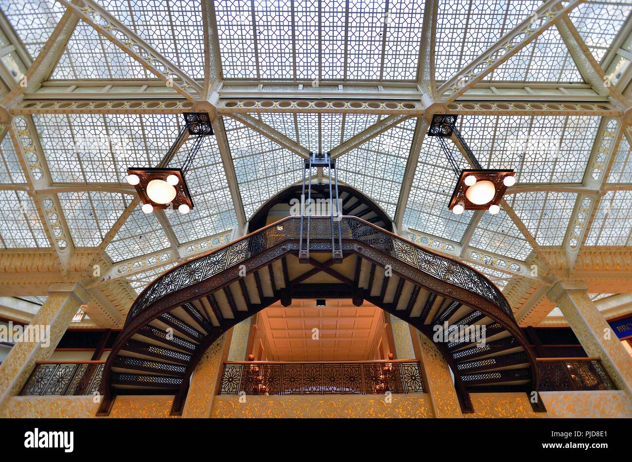 Chicago, Illinois, USA. Das Oberlicht und einer der künstlerischen Treppen in Sicht in der Lobby des Rookery Building. Stockfoto