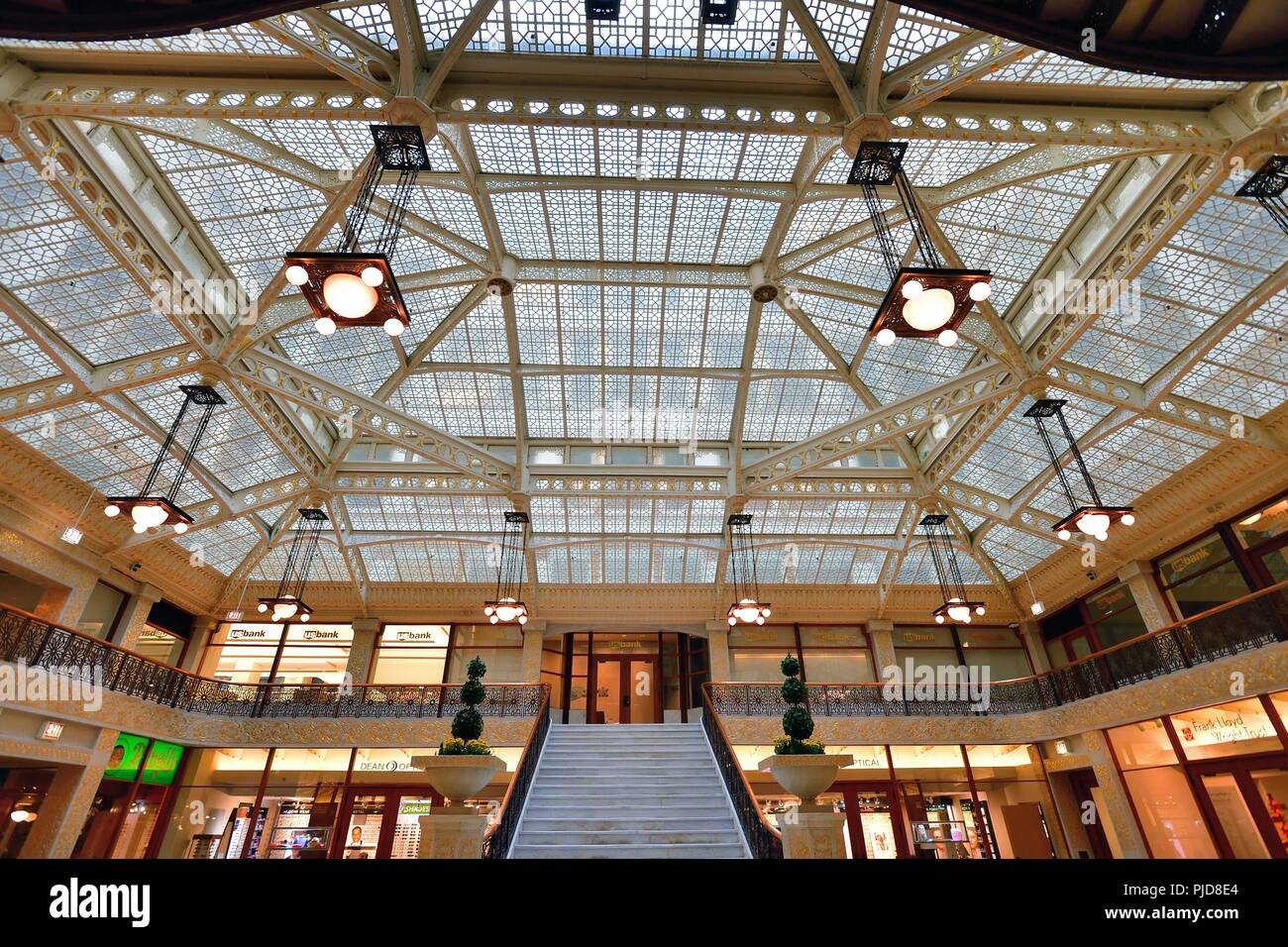 Chicago, Illinois, USA. Das Oberlicht und einer der künstlerischen Treppen und mezzazine in Sicht in der Lobby des Rookery Building. Stockfoto