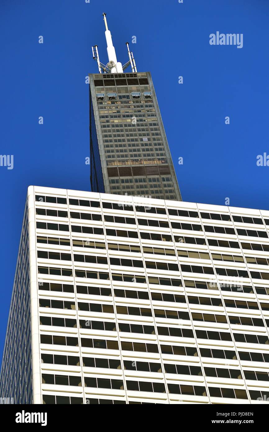 Chicago, Illinois, USA. Eine Studie in den Formen und den Kontrast existiert als den Willis Tower steigt über es im Quadrat, hellere Nachbar. Stockfoto