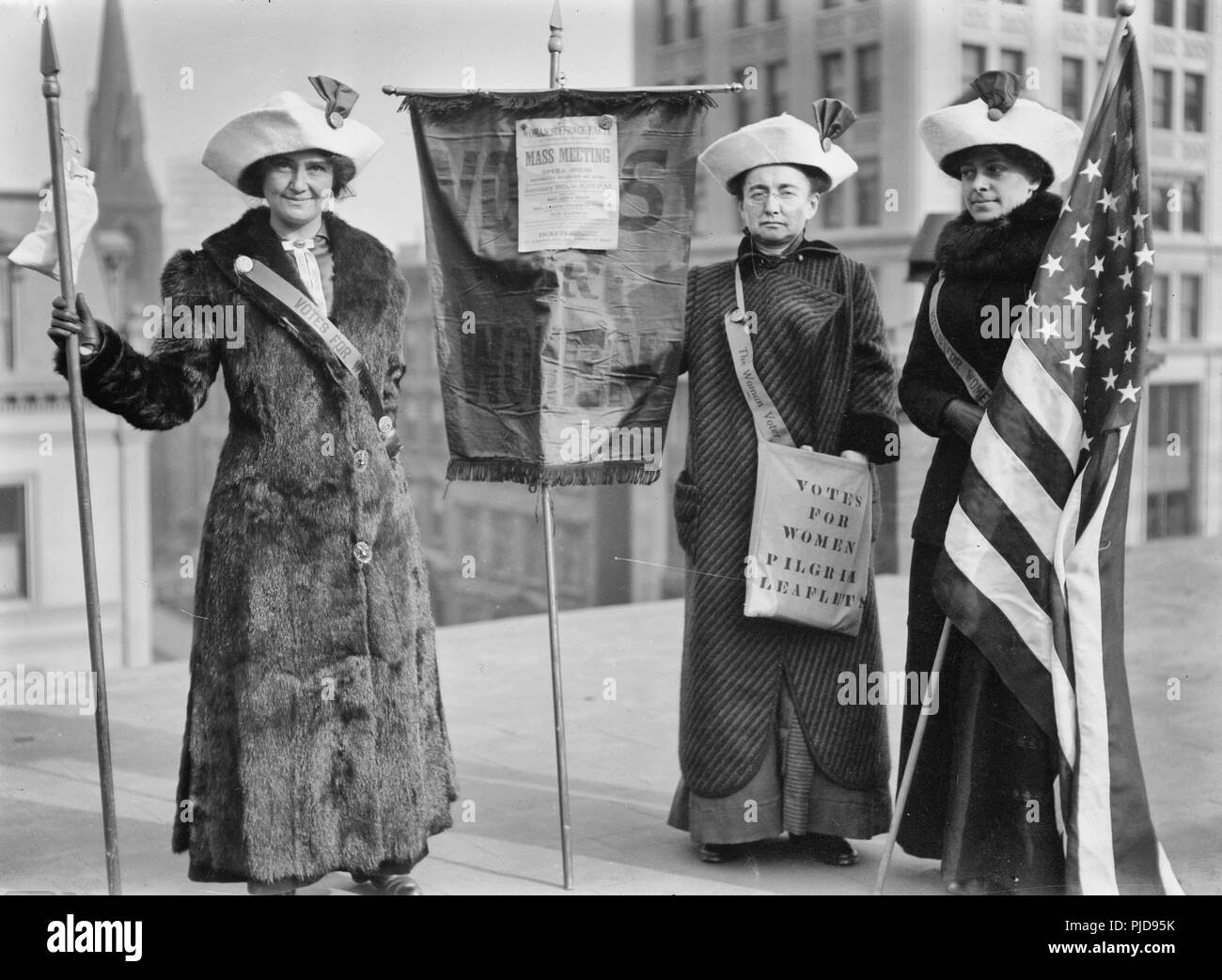 3 Suffragetten mit Tasche Stimmen für Frauen Pilger Merkblätter. Frau J. Hardy Stubbs, Fräulein Ida Craft, Miss Rosalie Jones, ca. 1912 Stockfoto