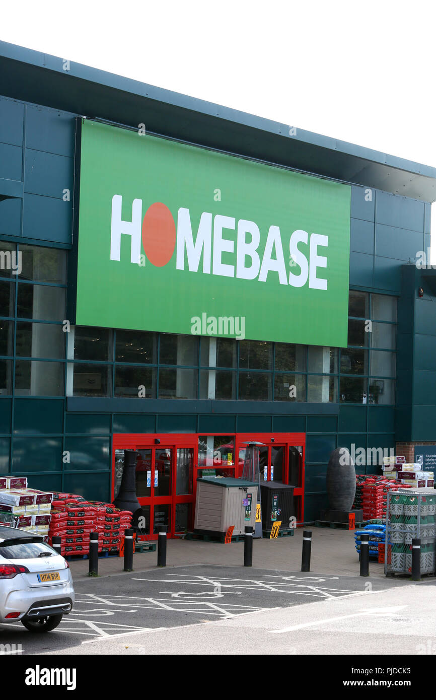 Homebase Baumarkt in Chichester, West Sussex, UK. Diese Seite wurde eine Homebase, dann ein bunnings, jetzt ist es eine Homebase wieder. Stockfoto