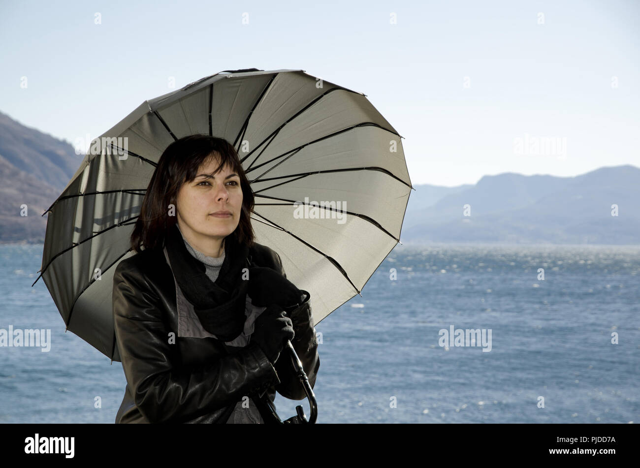 Eine Frau mit einem Regenschirm in der Schweiz Stockfotografie - Alamy