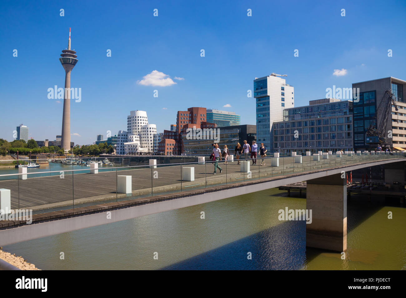Ein Blick auf Düsseldorf Medienhafen (Medienhafen) Deutschland mit der Rheinturm Turm und Gehry-bauten. Stockfoto