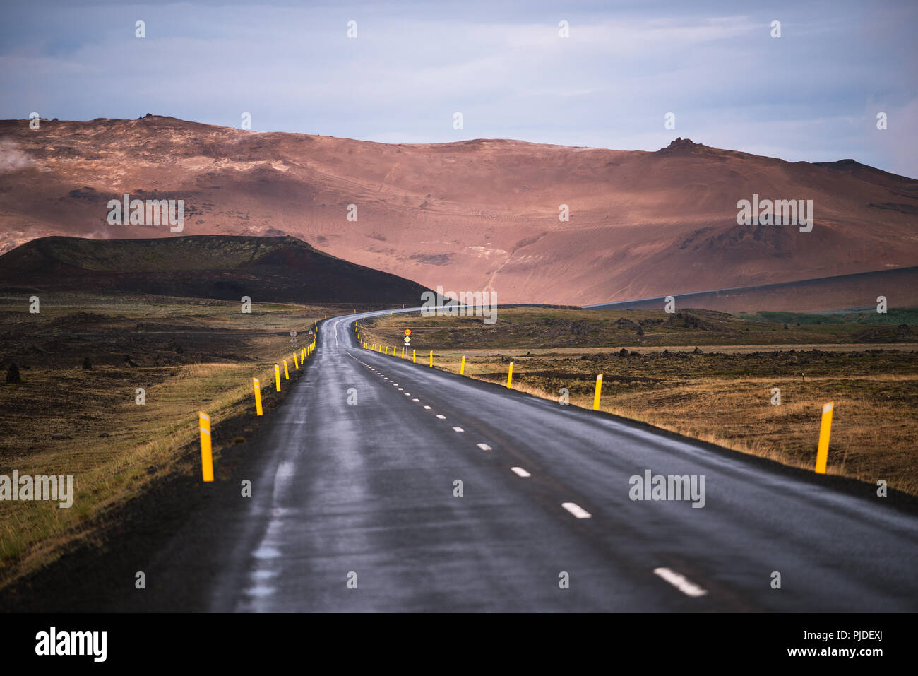 Straße (Autobahn) N1 in Island. Geothermale Tal in der Nähe von hverir Namafjall und Namaskard Pass Stockfoto
