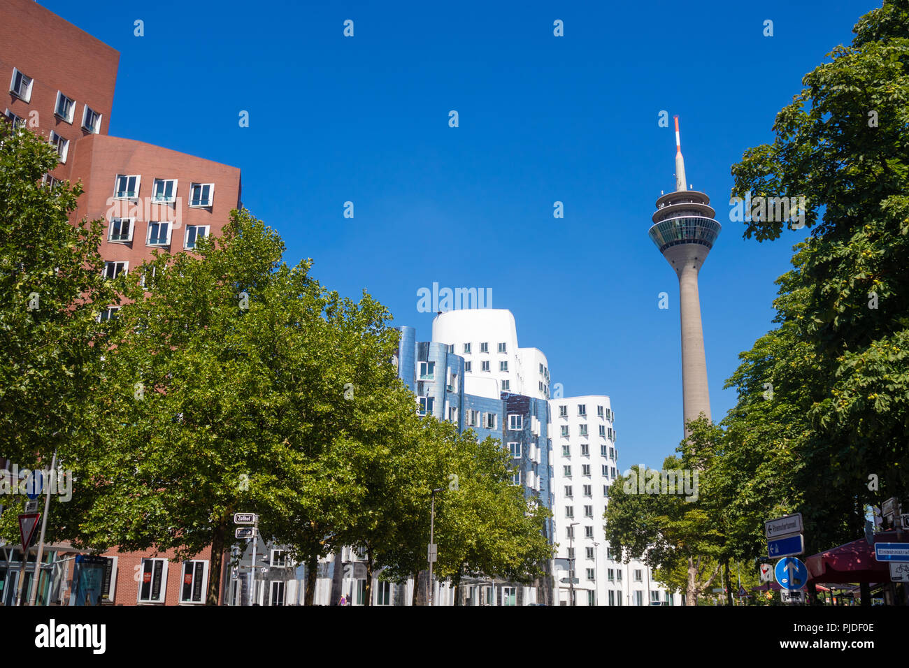 Die Gehry-bauten und der Rheinturm Turm in Düsseldorf Deutschland. Stockfoto