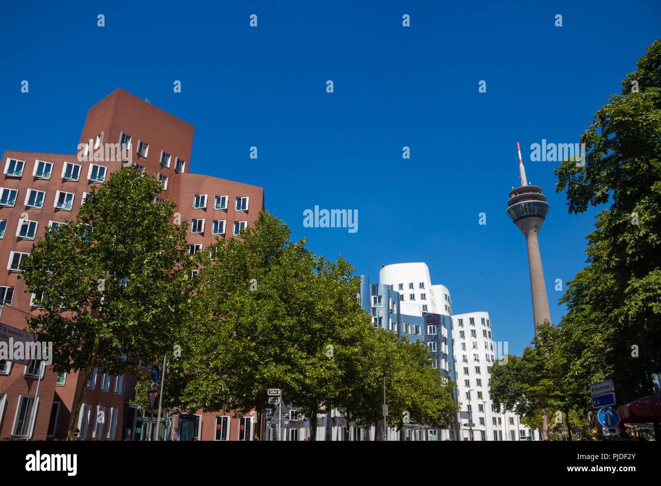 Die Gehry-bauten und der Rheinturm Turm in Düsseldorf Deutschland. Stockfoto
