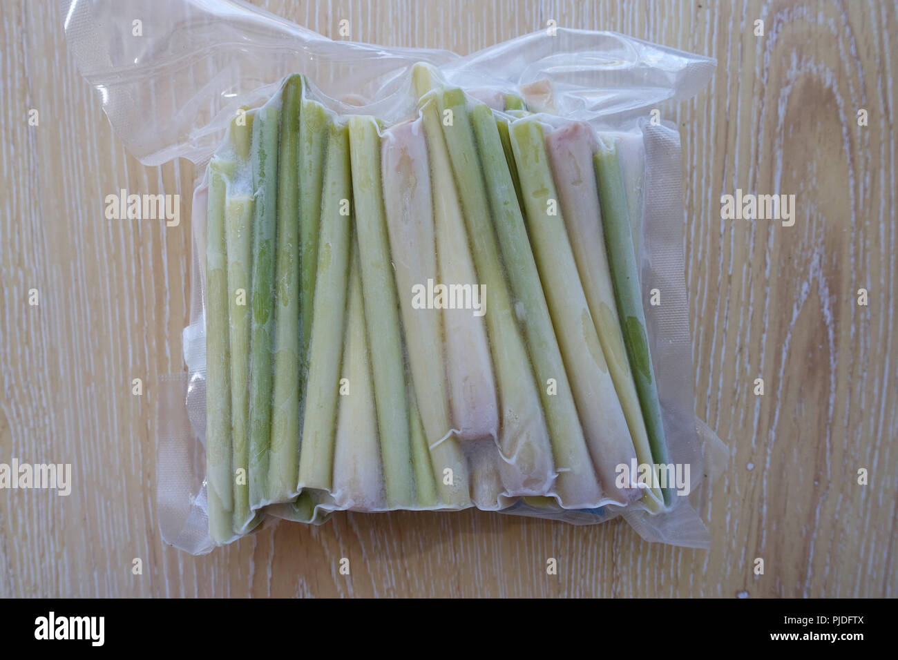 Gefrorene Zitronengras auf hölzernen Hintergrund Stockfoto