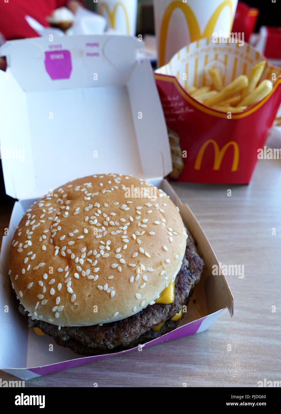 McDonald's Big Mac Burger und Pommes frites Stockfoto