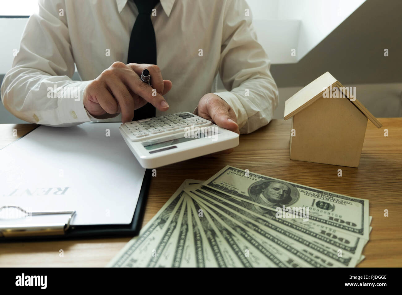 Geschäftsmann berechnet Sonderangebot Haus Geschäft. Agent Home Versicherung. Business Konzept. Stockfoto