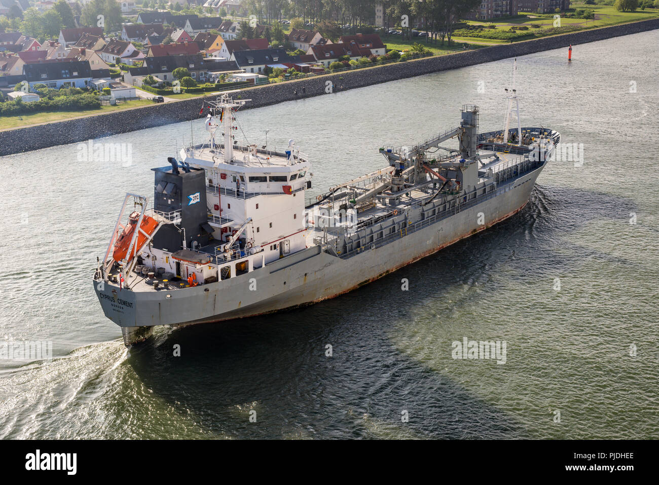Rostock, Deutschland - 26. Mai 2017: Der Zement Transportschiff Zypern Zement Segel zum Hafen von Warnemünde, Rostock, Mecklenburg, Deutschland. Stockfoto