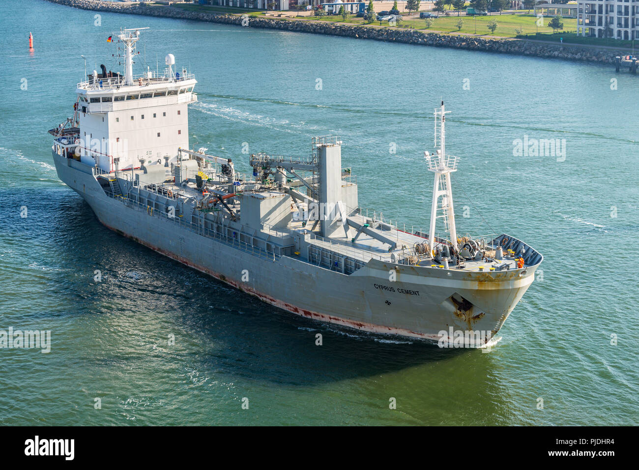 Rostock, Deutschland - 26. Mai 2017: Der Zement Transportschiff Zypern Zement Segel zum Hafen von Warnemünde, Rostock, Mecklenburg, Deutschland. Stockfoto