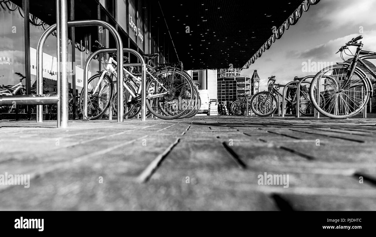 Zeilen von Fahrrädern außerhalb der Rep-Theater in Centenary Square, Birmingham geparkt. Stockfoto