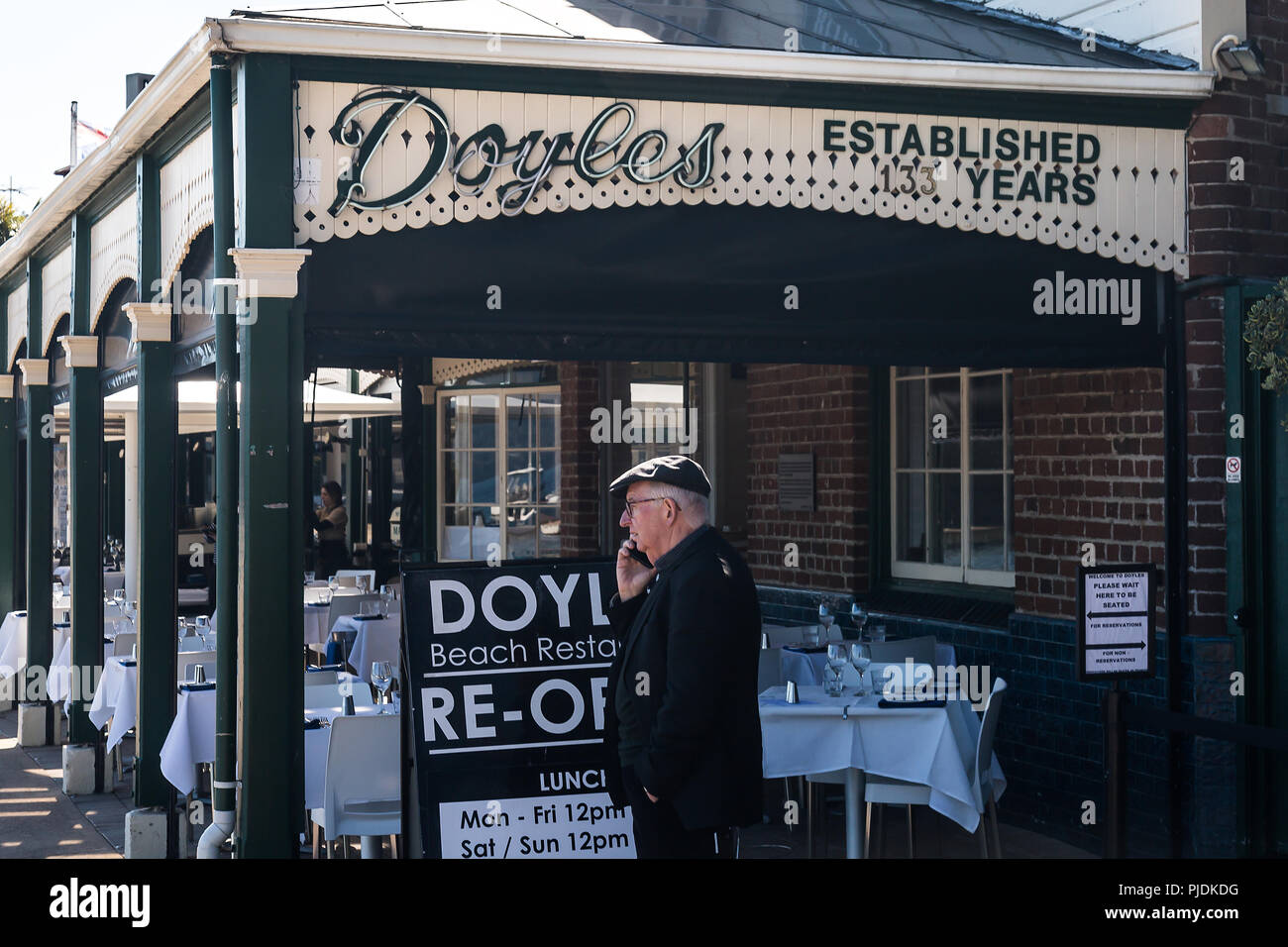 Ein Gentleman außerhalb Doyles Seafood Restaurant, Watsons Bay, Sydney. Stockfoto