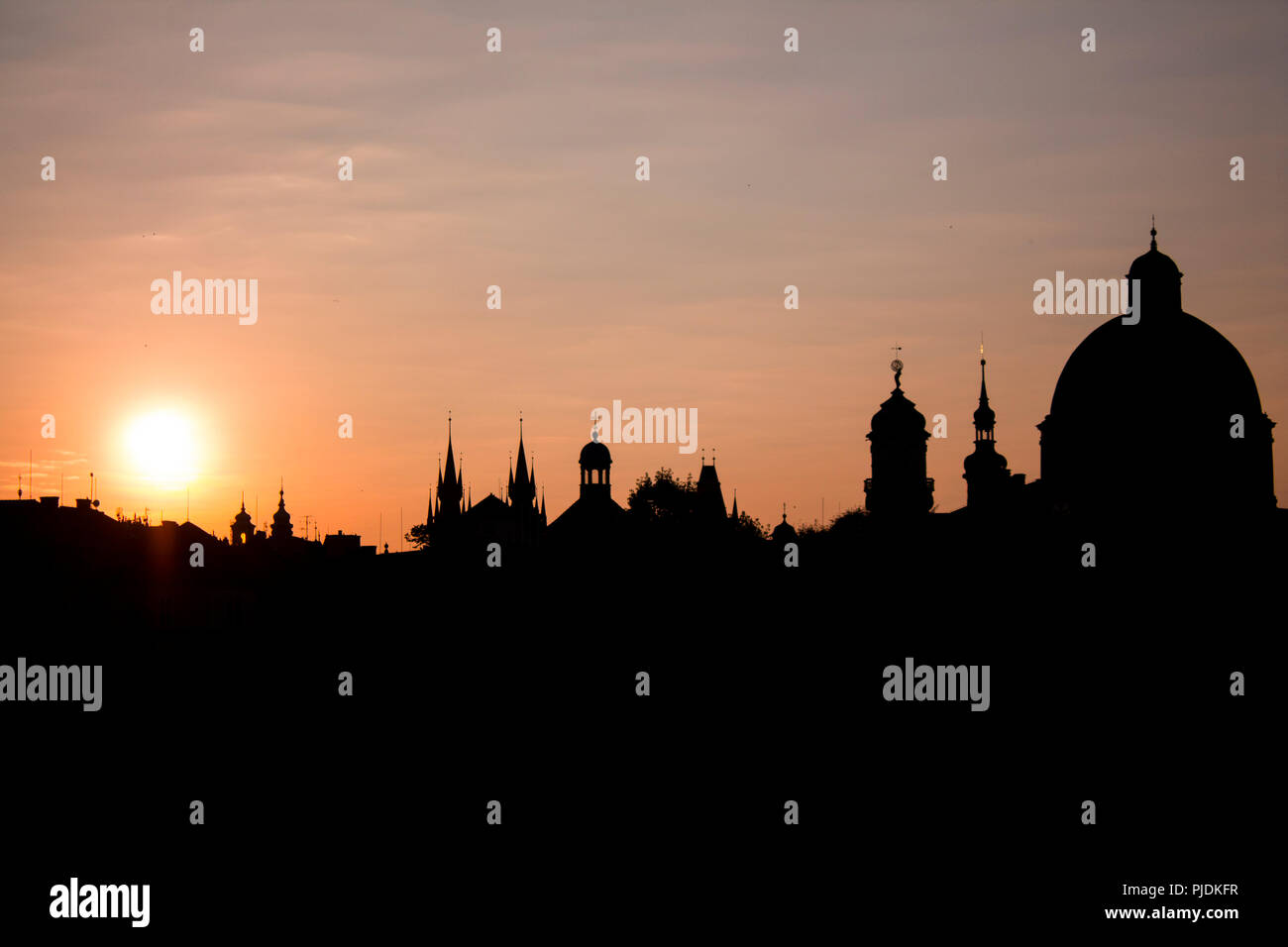 Silhouette der Stadt Prag bei Sonnenaufgang oder Sonnenuntergang Stockfoto