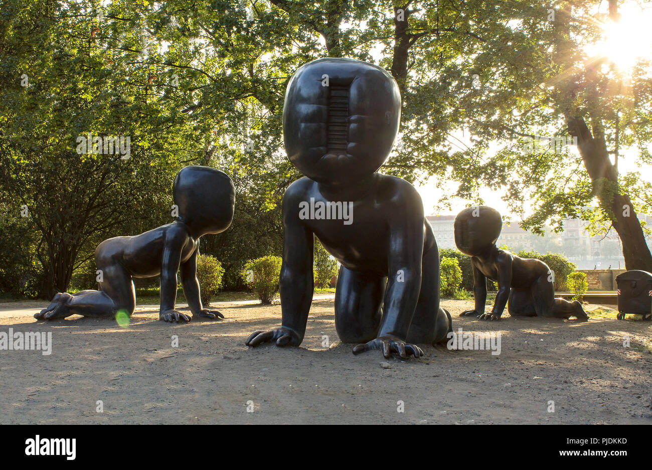 Baby Statuen von David Cerny in Kampa, Prag Stockfoto