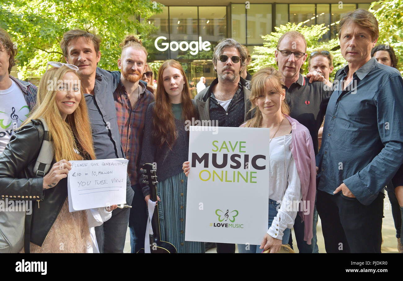 (Nach rechts) Victoria Horn, aka Lady V, Crispin Hunt, Newton Faulkner, Ed Hartplatz, Dave Rowntree und Bret Anderson, außerhalb von Google in King's Cross, London links, zu protestieren tech Giant "Parasiten" in den Kampf um bessere Vergütung. Stockfoto