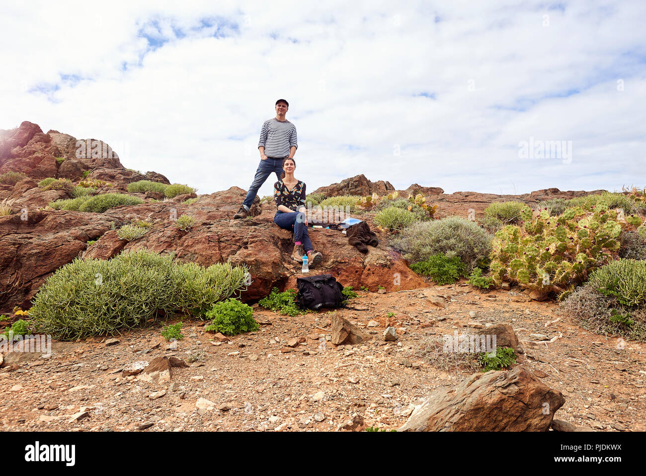 Reifen touristische Paar in die raue Landschaft, Porträt, Las Palmas, Gran Canaria, Kanarische Inseln, Spanien Stockfoto