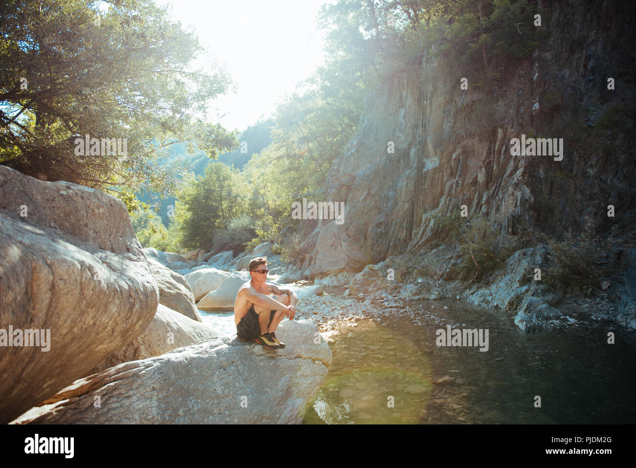 Man entspannende per Stream, Arezzo, Toskana, Italien Stockfoto