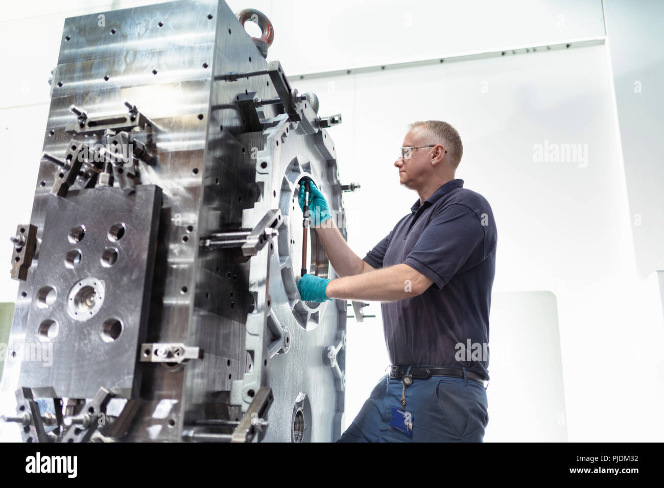 Ingenieur Kontrolle Teil auf großen CNC-Maschine im Getriebe ab Werk Stockfoto